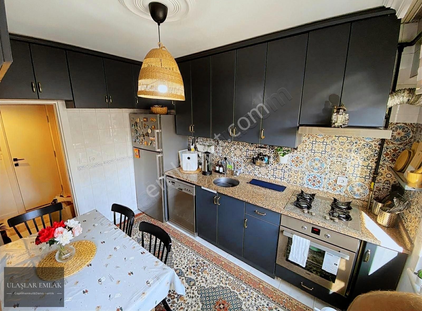 Çakmak Mh. İçi Yenilenmiş Harika Konumda Satılık 3+1 130 M Daire - Görsel 3