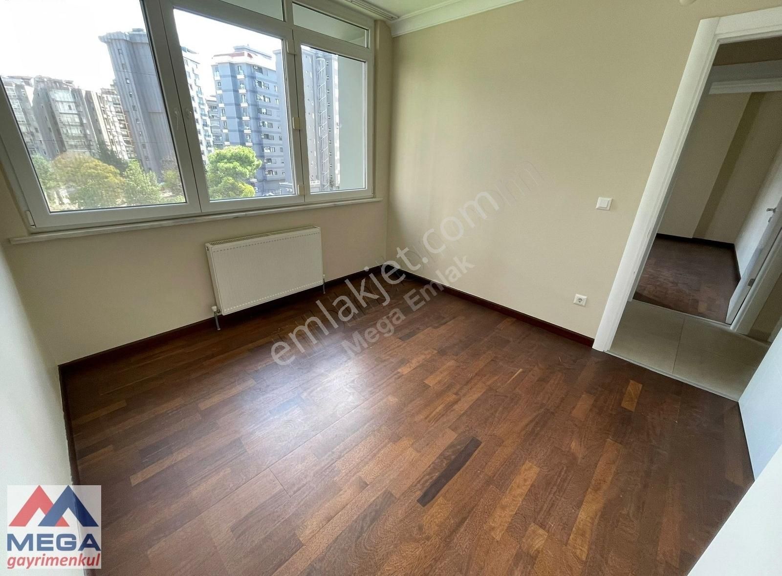 Fenerbahçe Sahilde Satılık 3+1 Boş Daire Az Katlı Butik Binada - Görsel 12