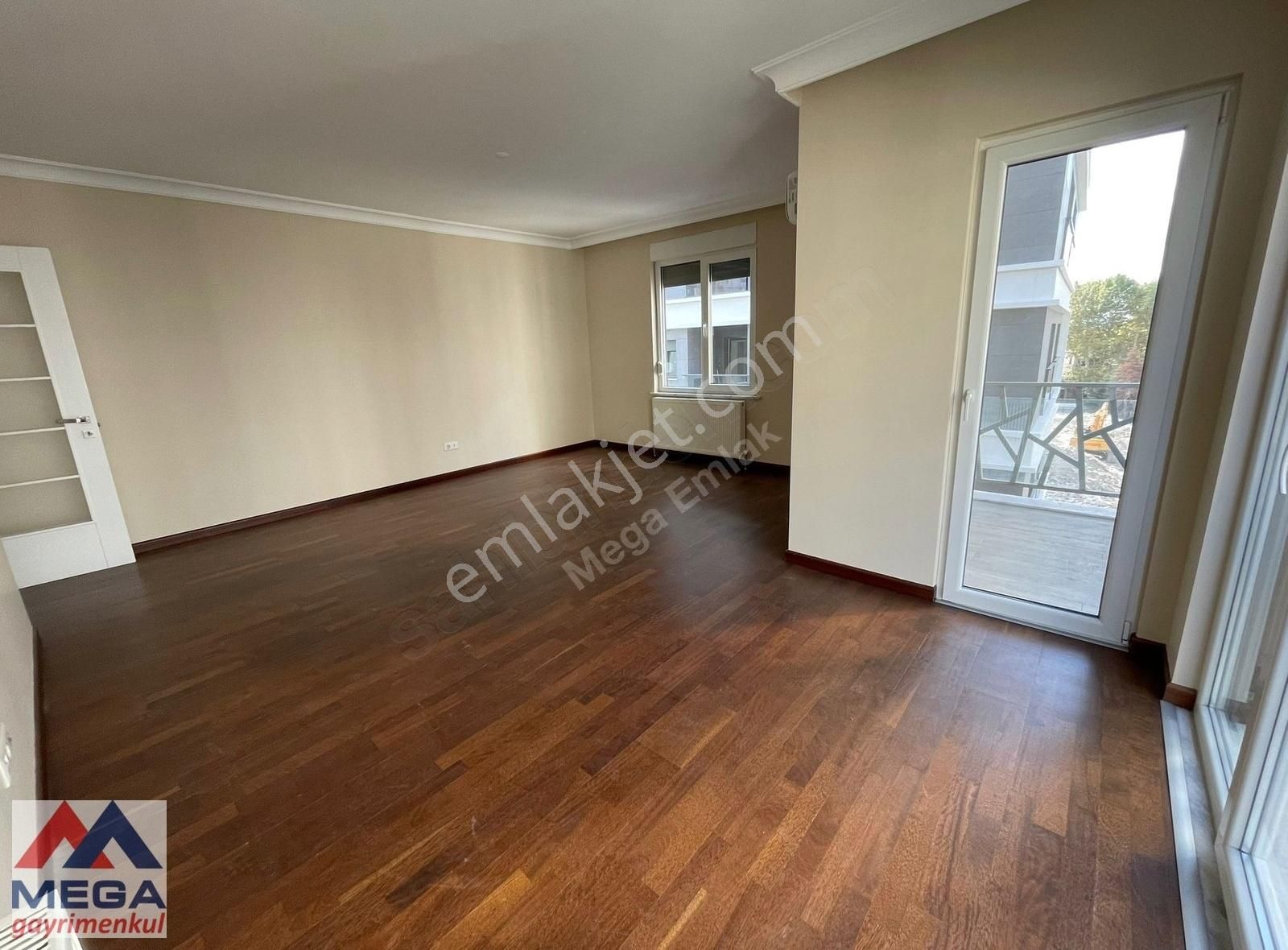 Fenerbahçe Sahilde Satılık 3+1 Boş Daire Az Katlı Butik Binada - Görsel 11