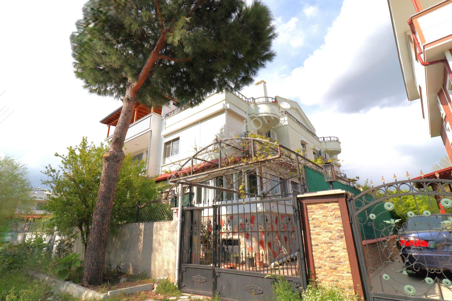 Güre Çamlıbel'de Bahçesinde Çeşitli Meyve Ağaçları Bulunan Muhteşem Ötesi 4+1 Satılık Müstakil Villa