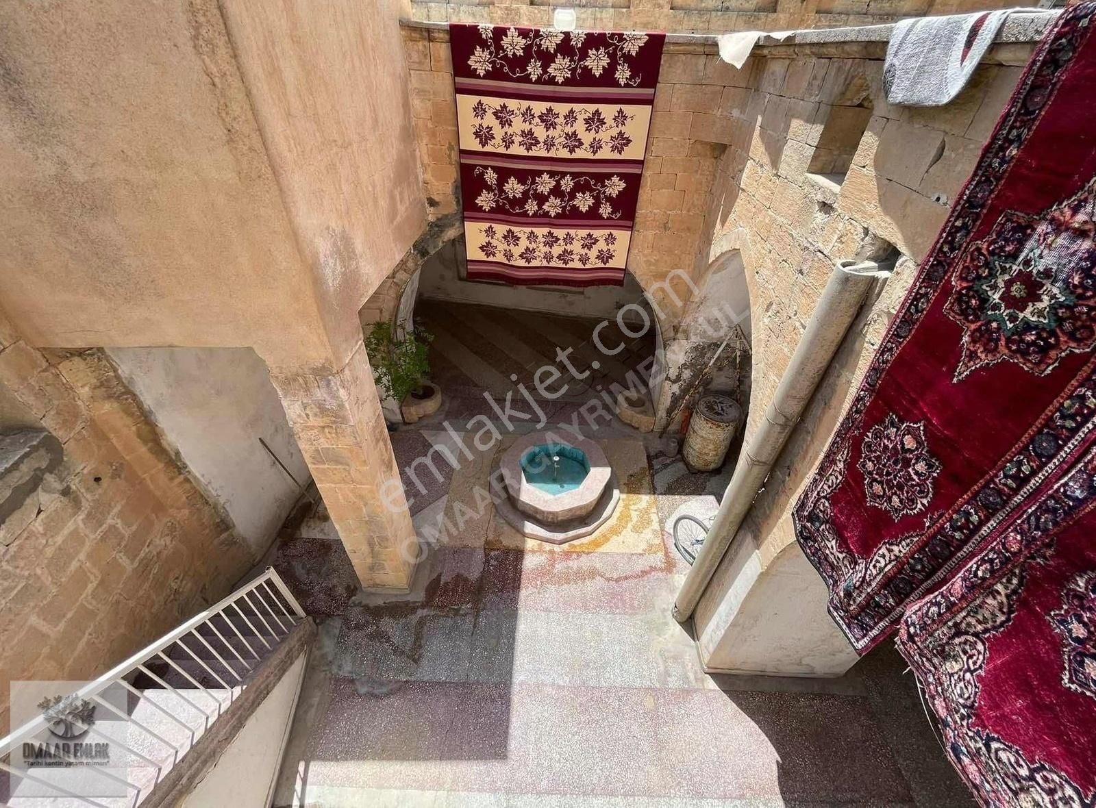 Antik Kent^te 3 Katlı Komple Taş Konak 4 Tarafı Yol Ada Parsel