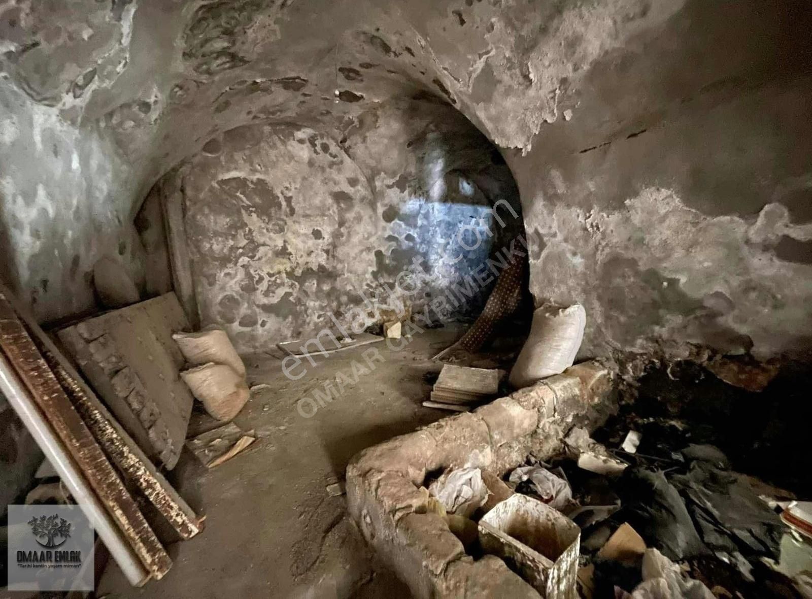 Antik Kent^te 3 Katlı Komple Taş Konak 4 Tarafı Yol Ada Parsel - Görsel 5