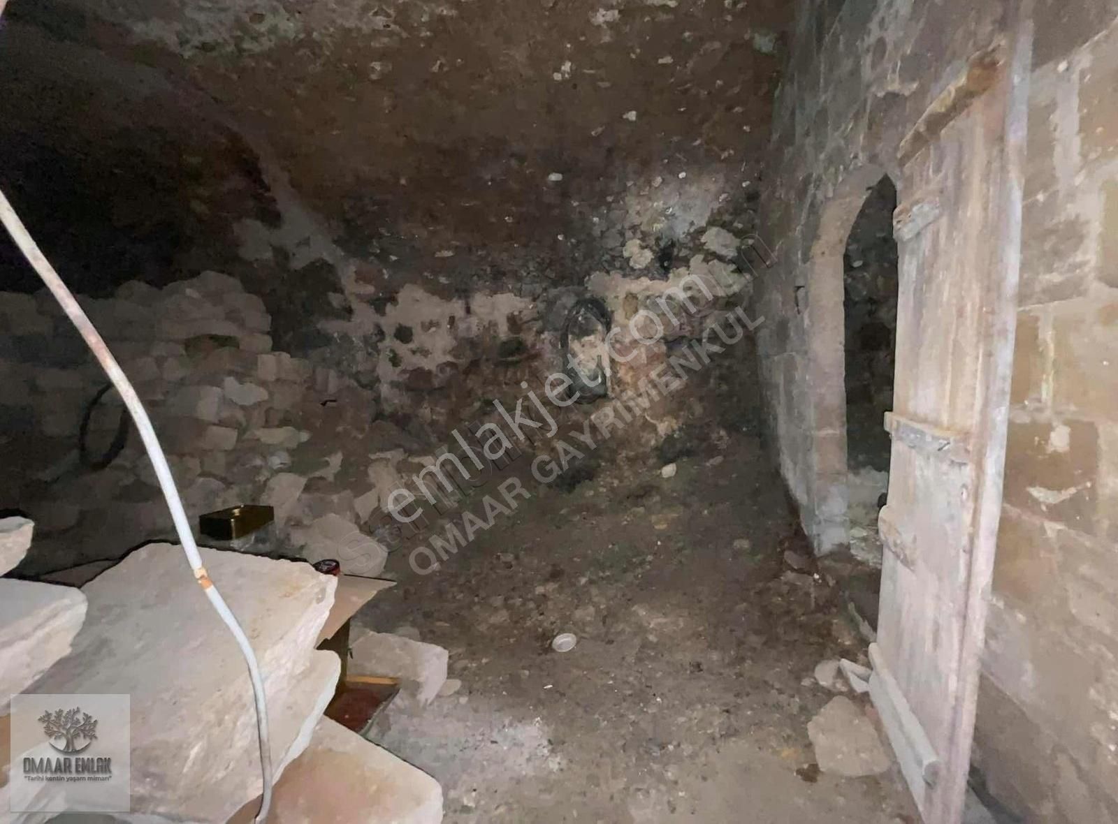 Antik Kent^te 3 Katlı Komple Taş Konak 4 Tarafı Yol Ada Parsel - Görsel 3