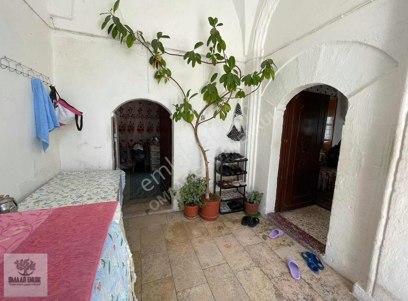 Antik Kent^te 3 Katlı Komple Taş Konak 4 Tarafı Yol Ada Parsel - Görsel 28