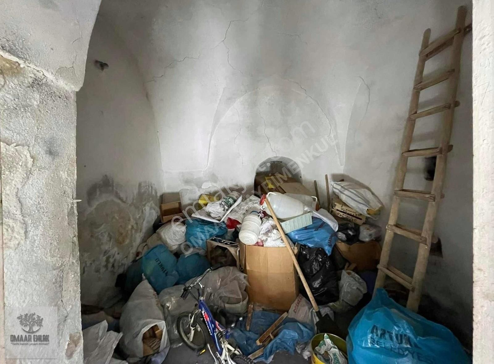 Antik Kent^te 3 Katlı Komple Taş Konak 4 Tarafı Yol Ada Parsel - Görsel 11