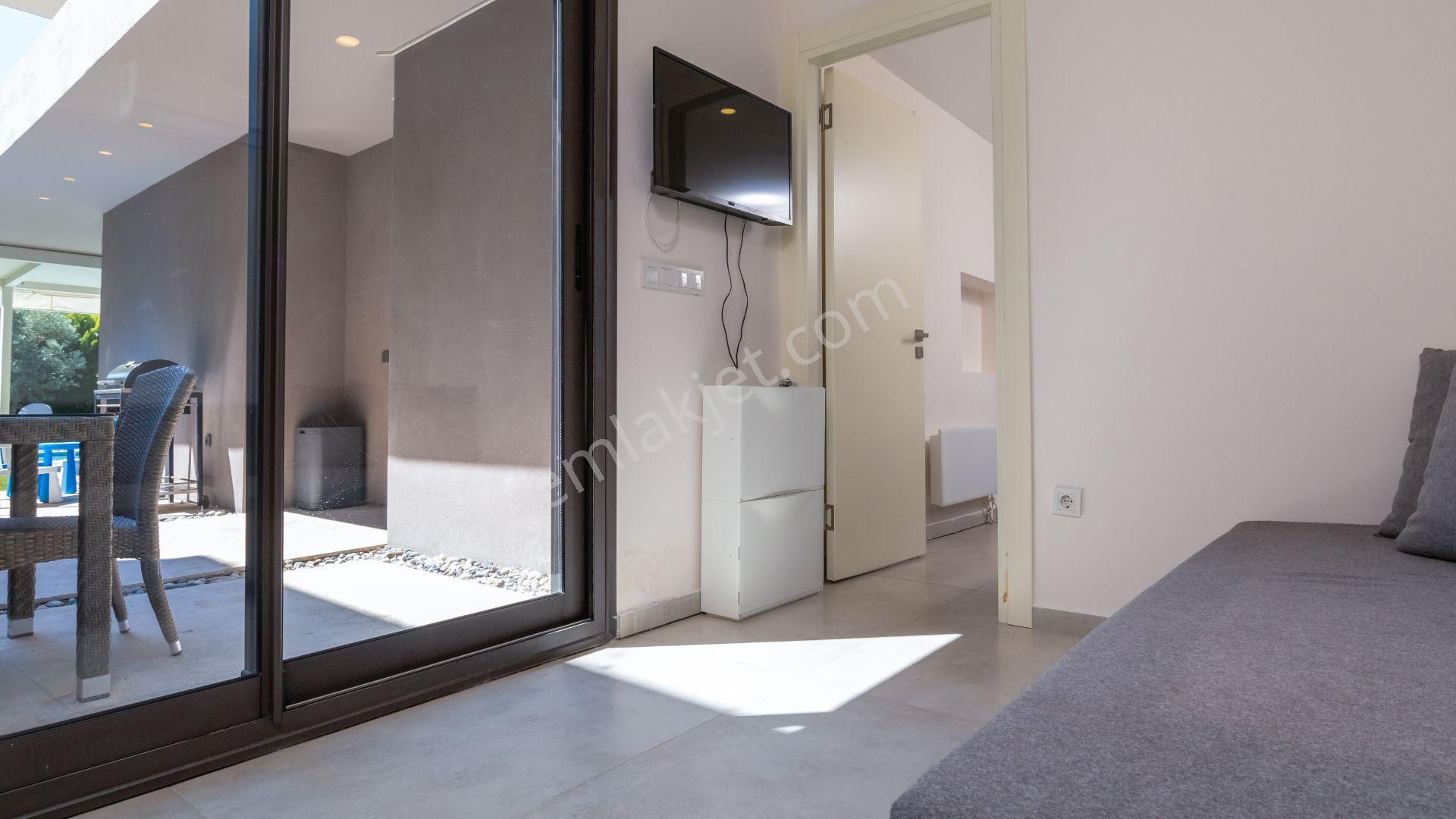 Çeşme Ayayorgide Özel Havuzlu, Bahçeli, Müştemilatlı Lüks Villa - Görsel 30