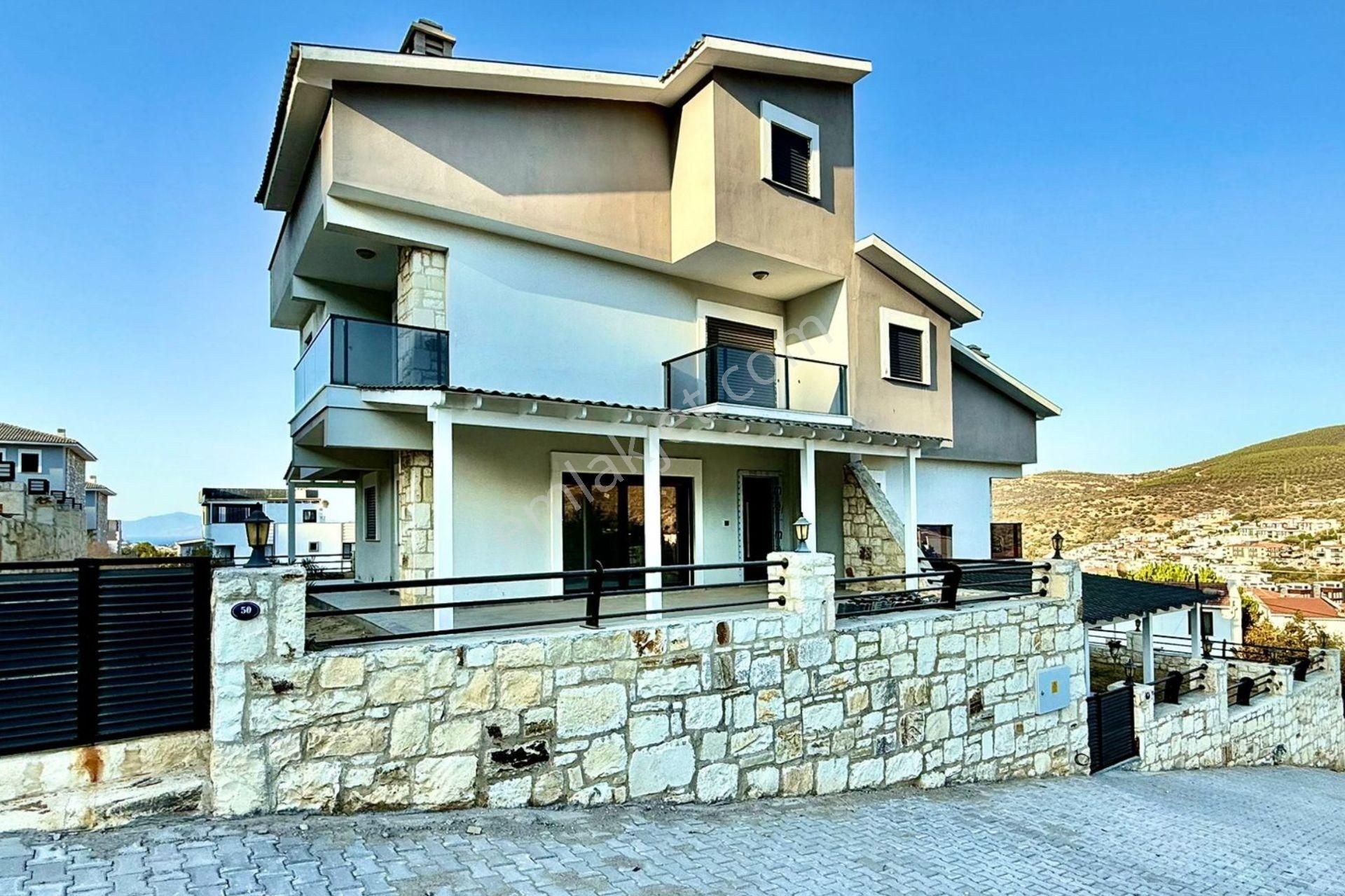 Yenifoça Fevzi Çakmak Mh. Deniz Manzaralı 4+1 Bahçeli Tripleks