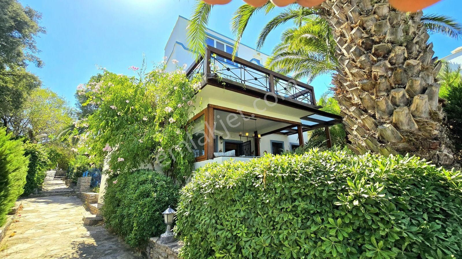 Bodrum Torba'da Satılık Bahçeli Trıplex Müstakil Ev