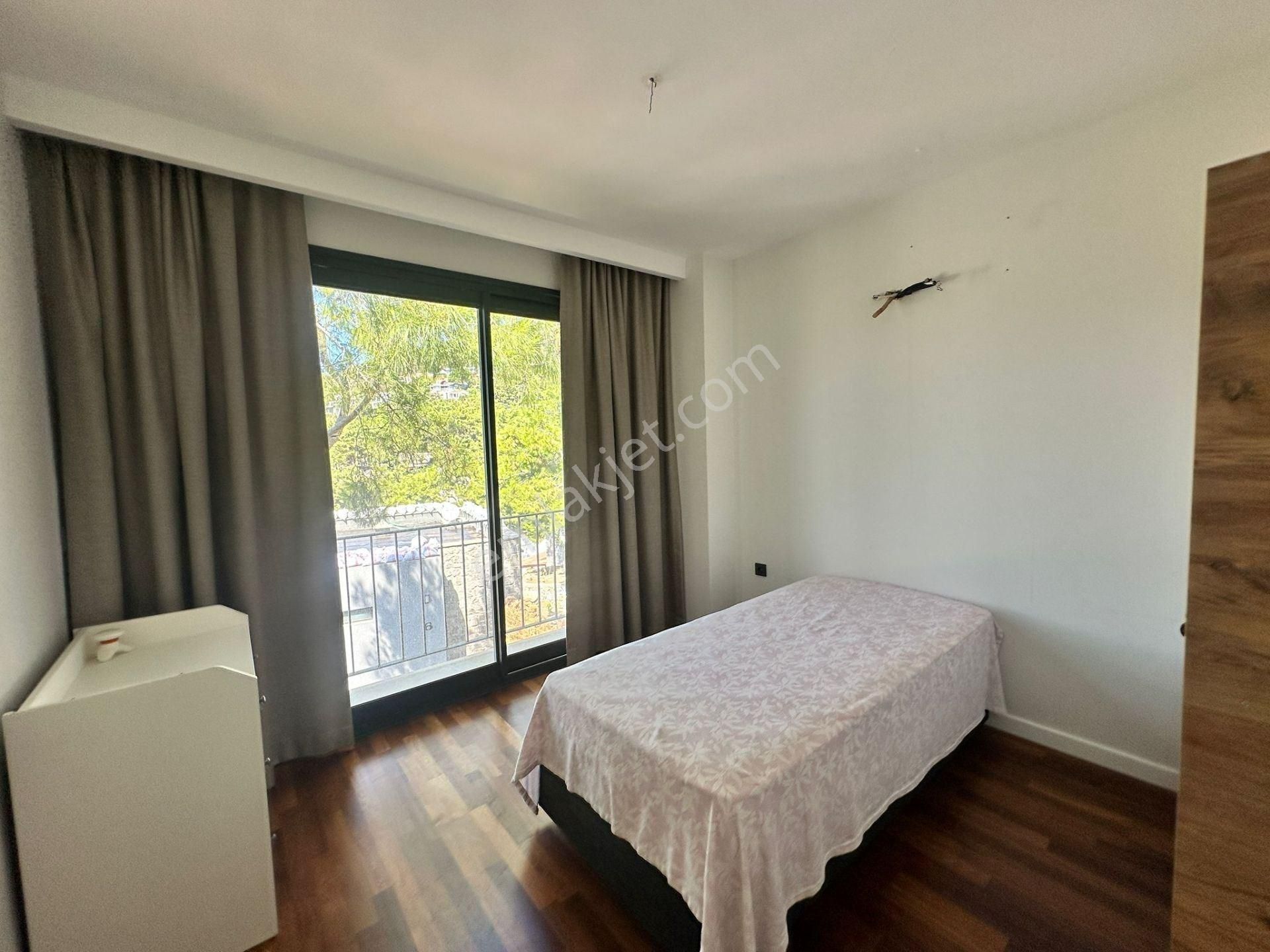 Yeniköy'de Her Yere Yakın Tam Müstakil Bahçeli Dubleks Villa - Görsel 23