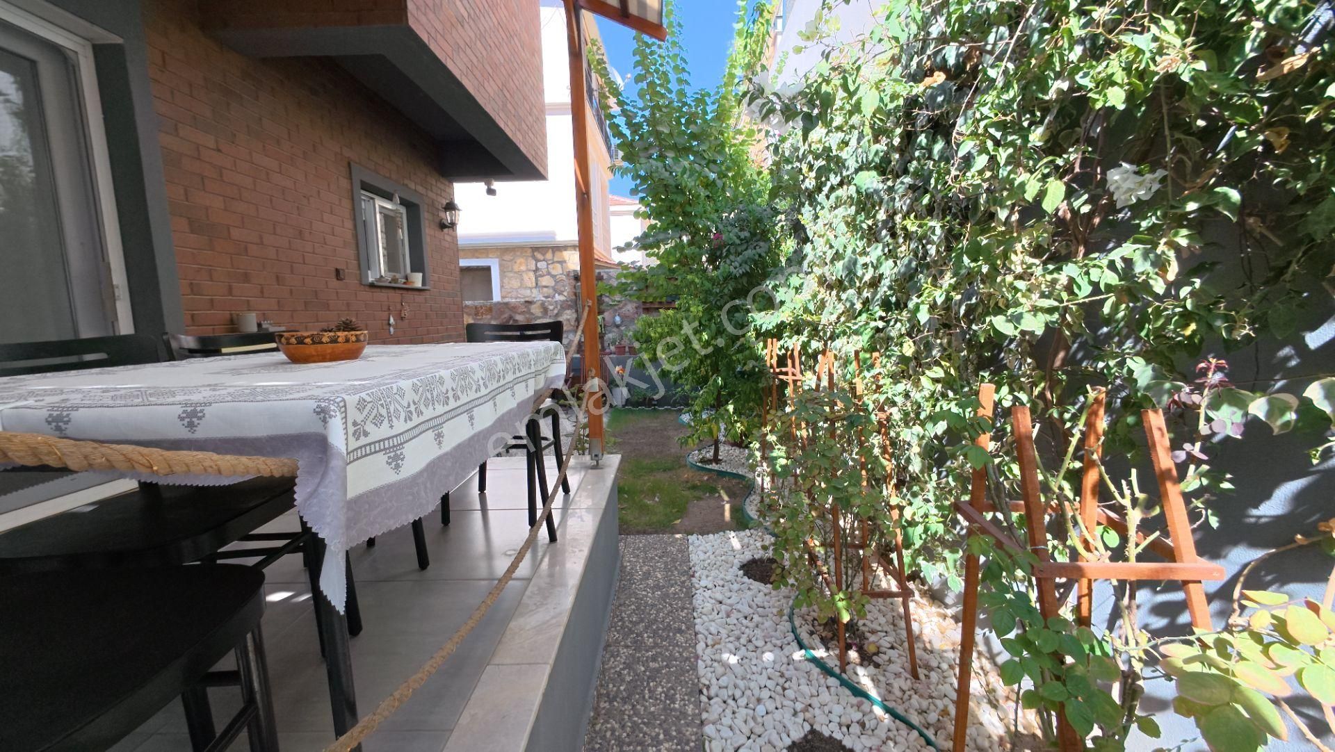 Yeni Foça'da Bahçeli Teraslı Satılık 2+1 Müstakil Ev - Görsel 3