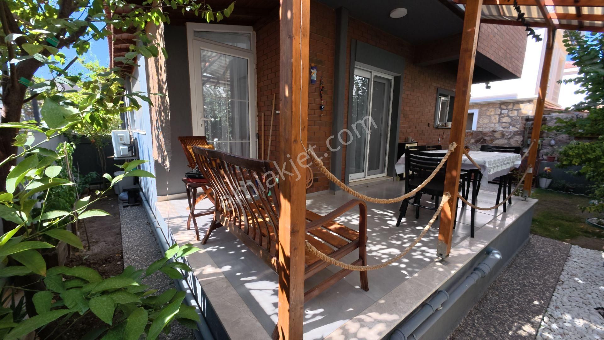 Yeni Foça'da Bahçeli Teraslı Satılık 2+1 Müstakil Ev - Görsel 2