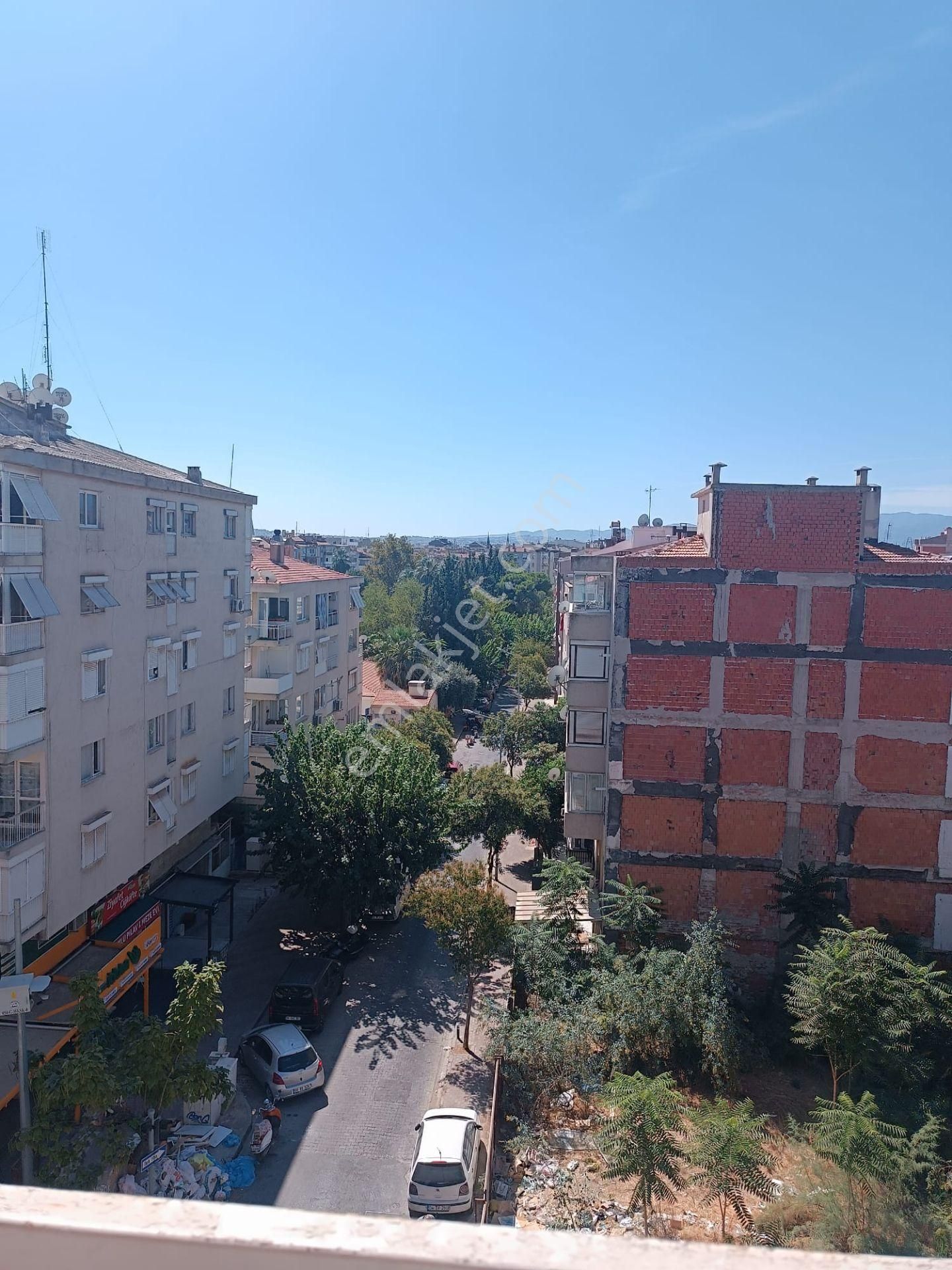 İzmir Karşıyakada Merkezi Konumda Ferah Satılık Daire - Görsel 8