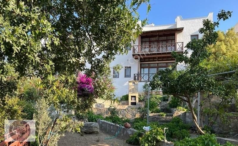 Yalıkavak Geriş'te Deniz Manzaralı Bahçeli Plajlı Sitede