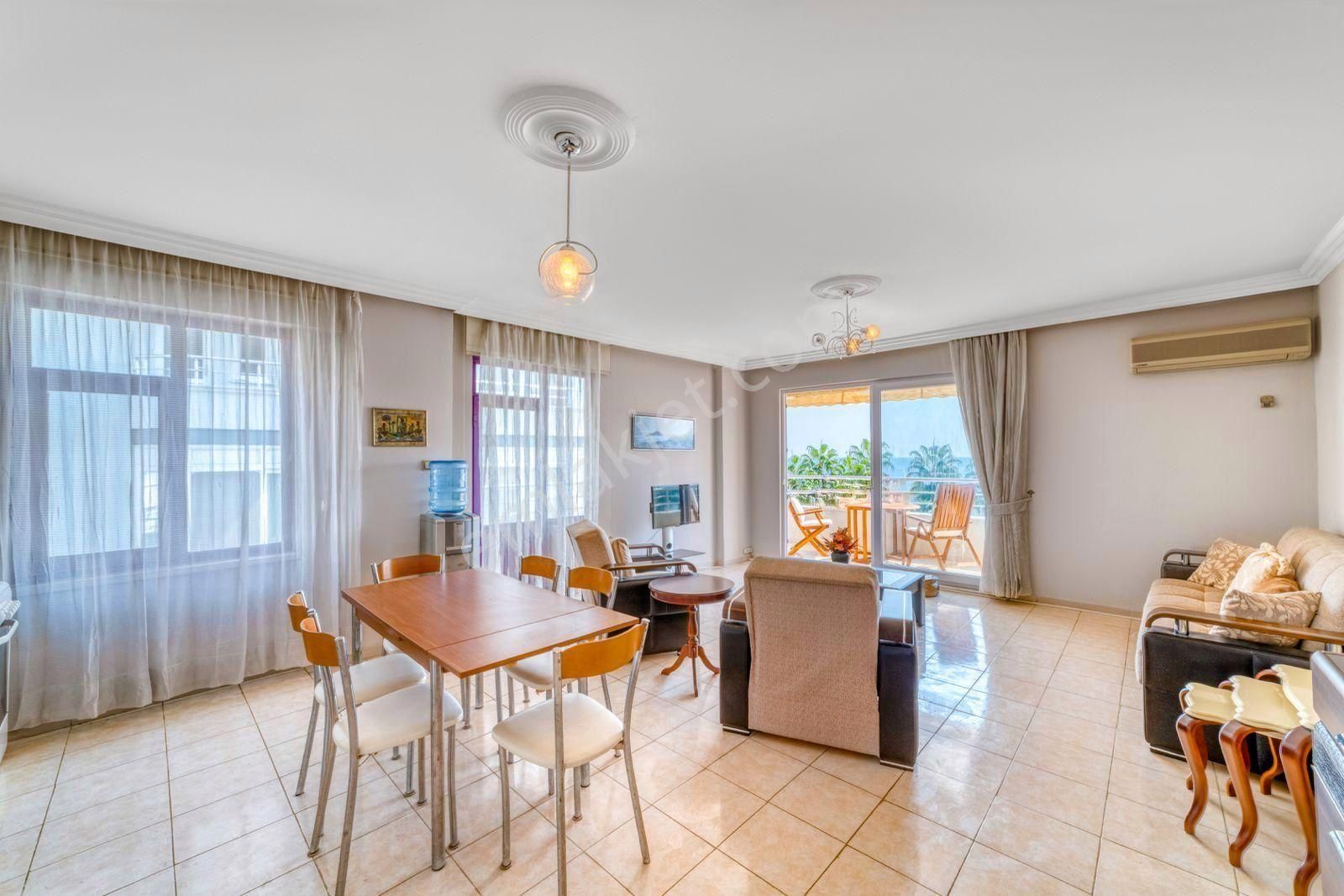 Alanya Mahmutlar'da Denize Sıfır, Panoramik Manzaralı 3+1 Daire