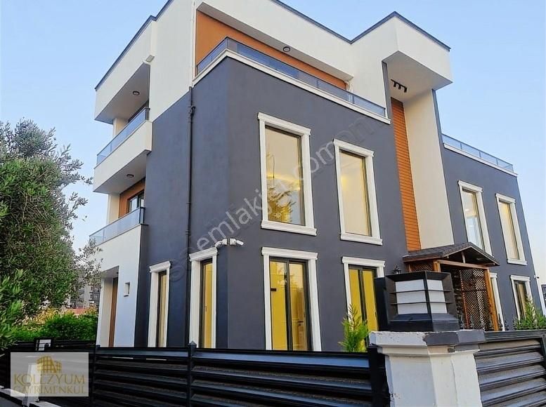 Kolezyumdan Mezitli De Bağımsız Havuzlu Sıfır 6+1 Triplex Villa