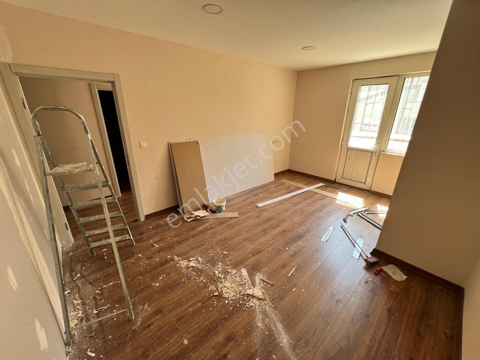 Seba'dan Sefaköy Merkezde Kiralık 2+1 95m2 Balkonlu Büro/ofise Uygun İşyeri - Görsel 3