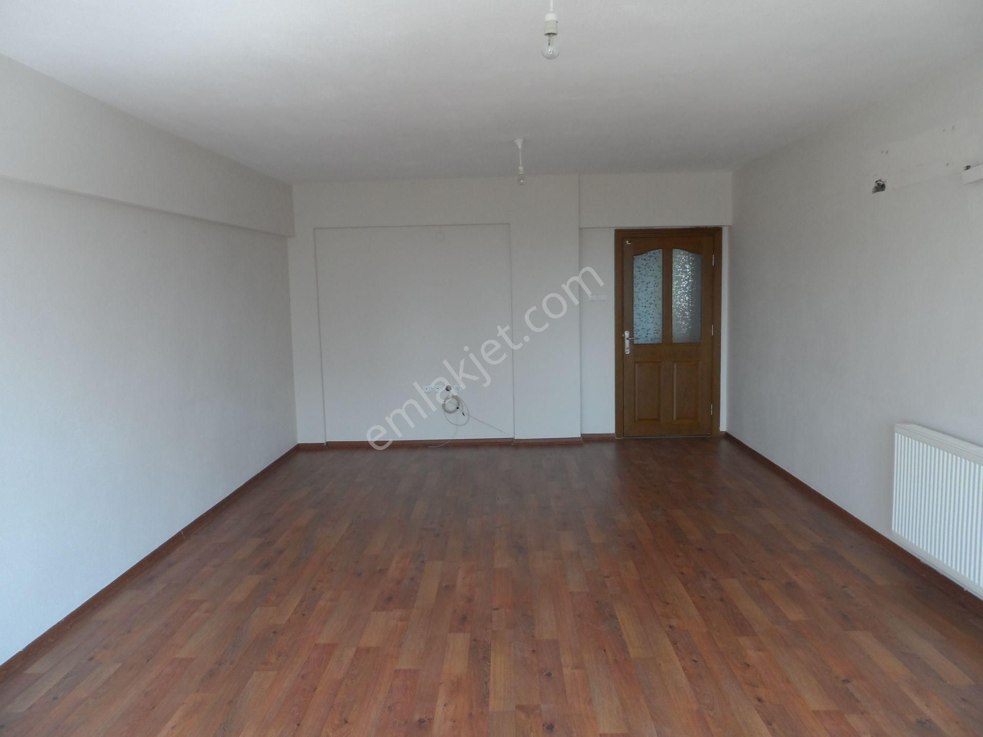 Nazilli Ege Emlak Ofisinden Zafer Mh. Site İçinde, Doğalgaz Kombili, Açık Otoparklı Kiralık Daire