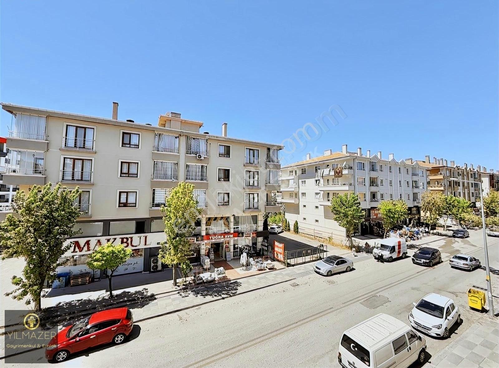 4+1 Asansörlü 175m2 Cadde Üzerinde Bakımlı Daire