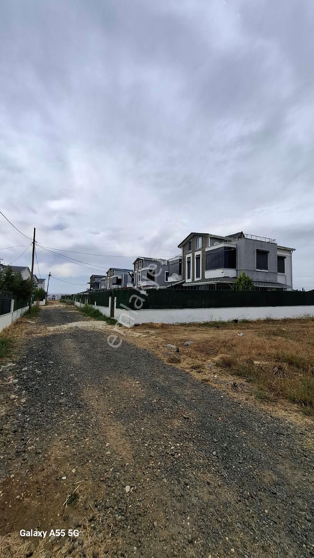 Emlak Konutları Üstünde 241 M2 Arsa