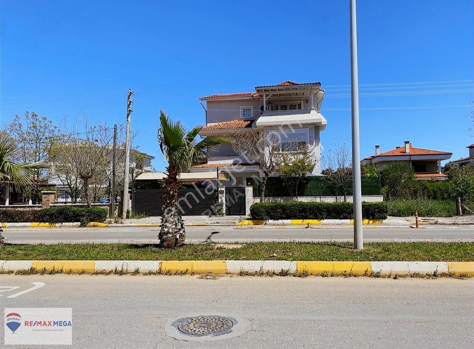 Döşemealtı Yeşilbayırda 5+1 Müstakil Trıplex Villa