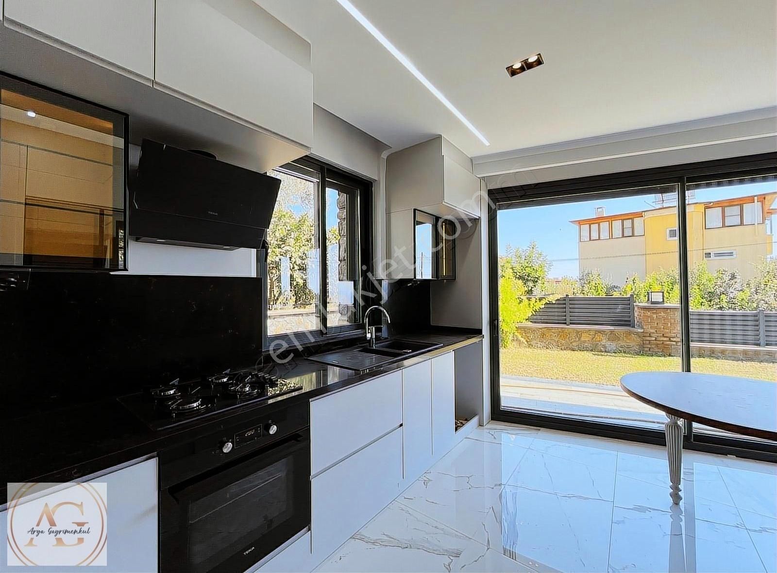 Arya'dan Muhteşem Tasarımıyla Dağ Ve Deniz Manzaralı Müstakil Ev - Görsel 26