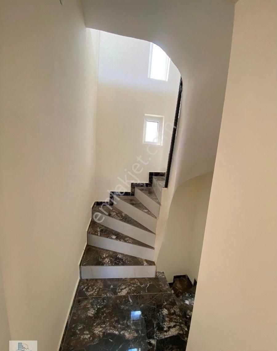 Altınkumda Denize Yürüme Mesafesinde Site İçerisinde Bahçeli Geniş Teraslı 3+1 Villa - Görsel 18
