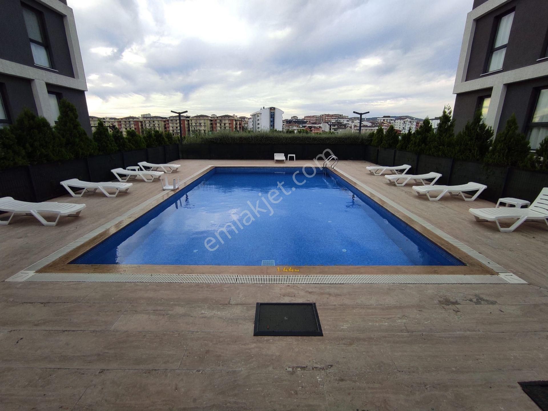 Yenidoğan Da Havuzlu Açık Otoparklı Az Katlı Sitede 1+1 Eşyalı