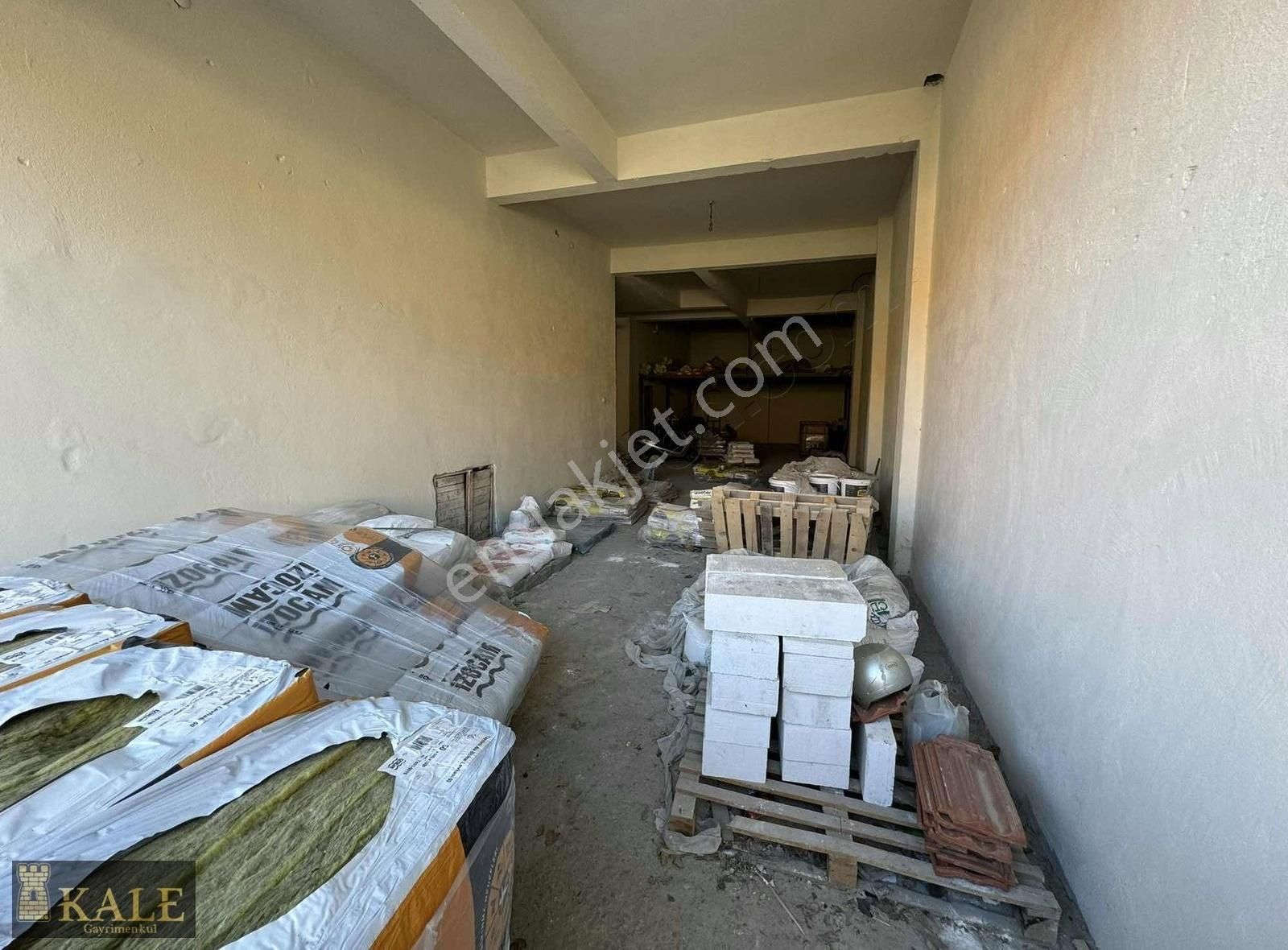 Kale'den Adliye Meydanı'nda Satılık Kupon Dükkan - Görsel 3