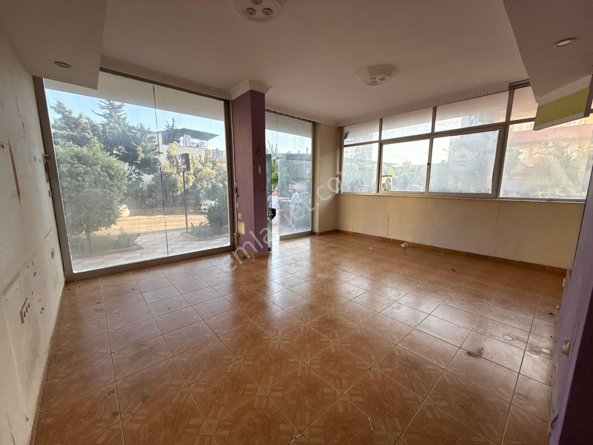 Bolkar Emlaktan Hürriyette 70 M² Cadde Cepheli Satılık Dükkan - Görsel 7
