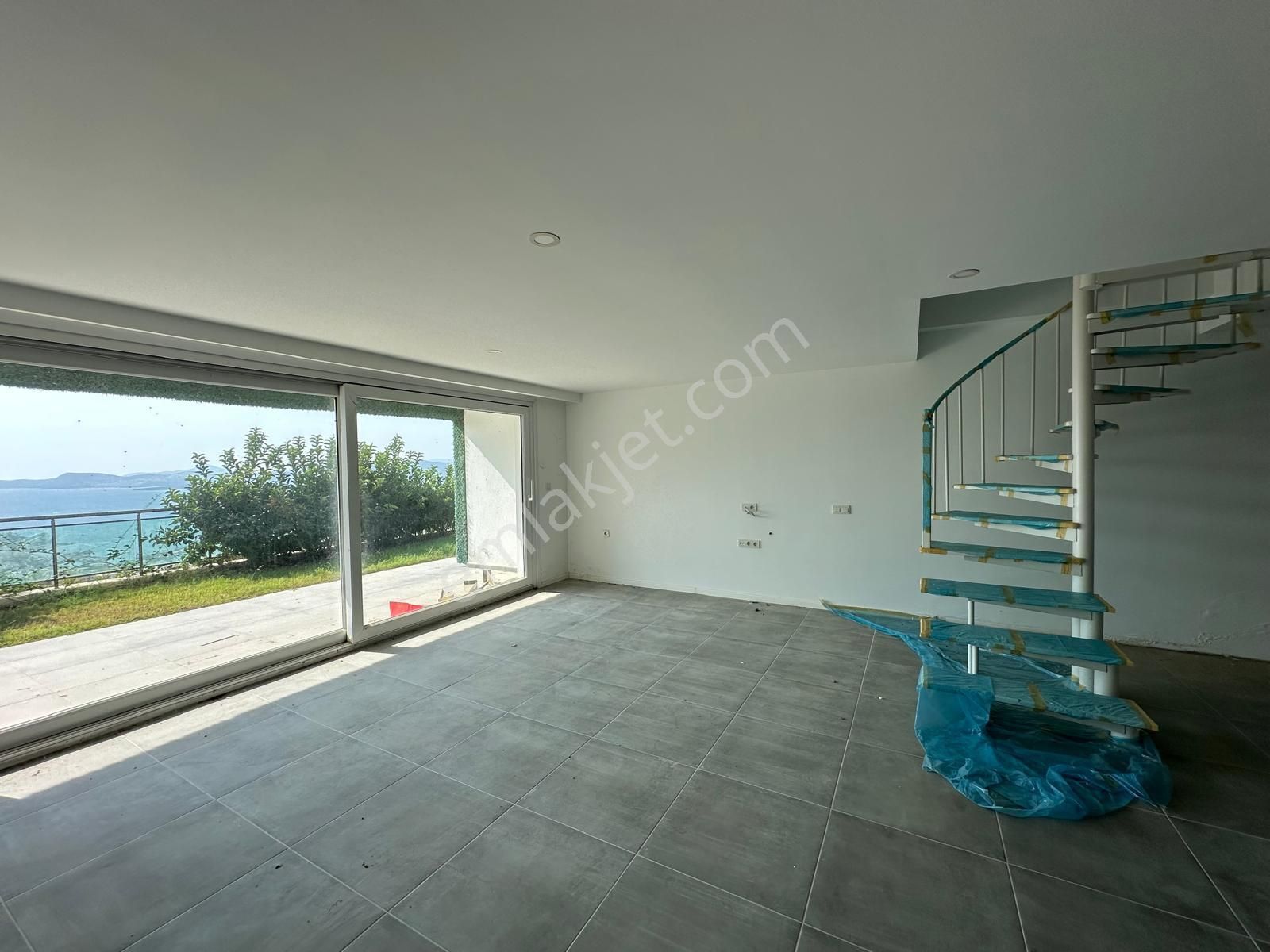 Eşsiz Manzarasıyla Havuzlu Sitede 3+1 Bahçe Katı Dubleks Daire - Görsel 7