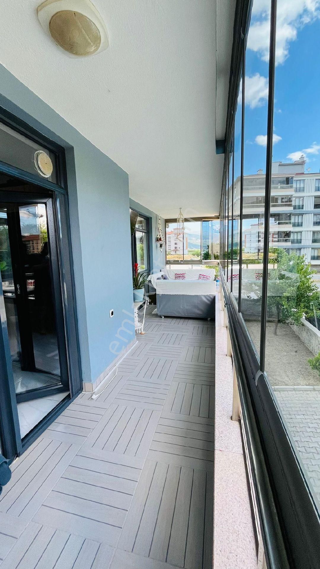 Uca'dan Petunya Sitesin De 3+1 Garajlı Satılık Daire! - Görsel 17