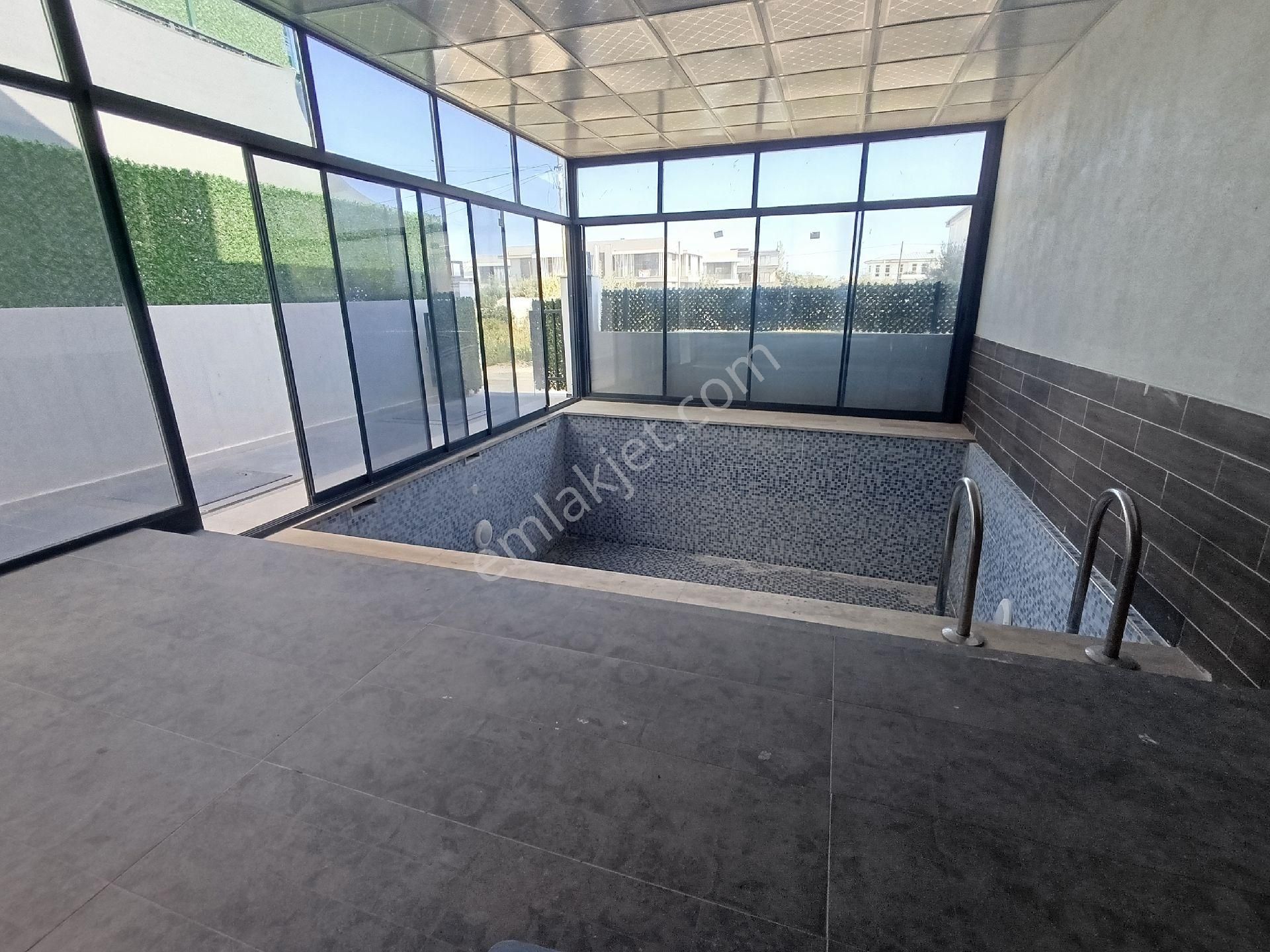 Bahçeyaka'da Satılık Havuzlu 3 Katlı Villa - Görsel 5