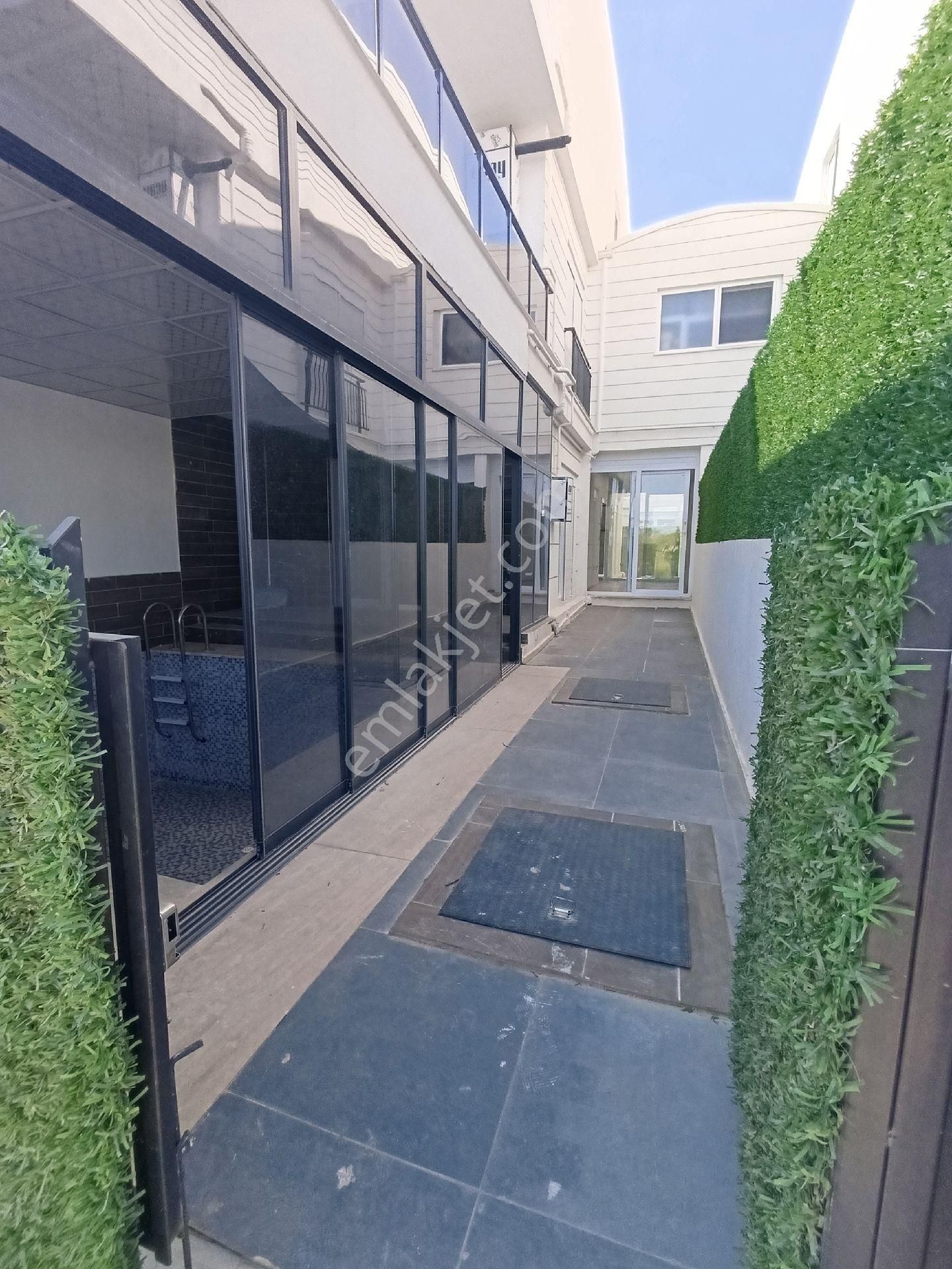 Bahçeyaka'da Satılık Havuzlu 3 Katlı Villa - Görsel 2