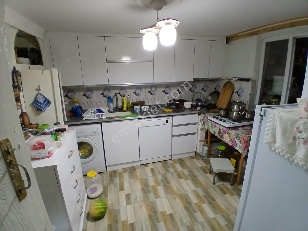 Akçay Emlak'tan Akşehir Anıt Meydanı Civarında İçi-dışı Komple Bakımlı Satılık Müstakil Ev