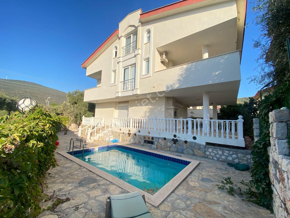 Köşe Konumda Havuzlu 5+1 Müstakil Villa