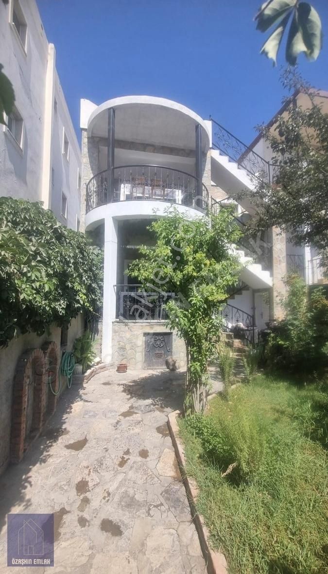 Gümüşlük Peksimette Satılık Müstakil Ev 2 Ayrı Kat Tek Fiyat