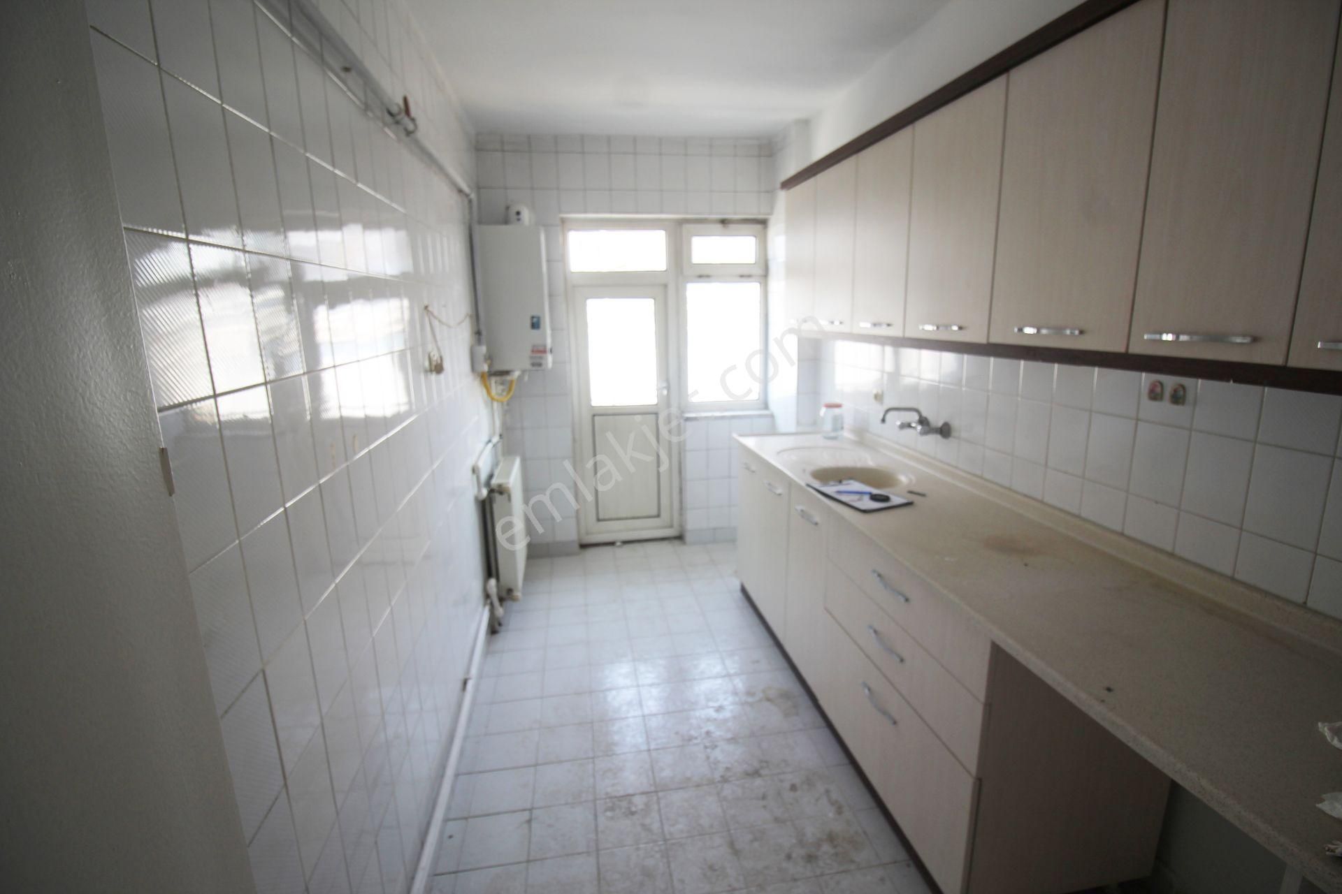 Krc'den Nato Yolu Caddesi Üzerinde Ulaşımı Kolay 3+1 Kiralık Daire - Görsel 3