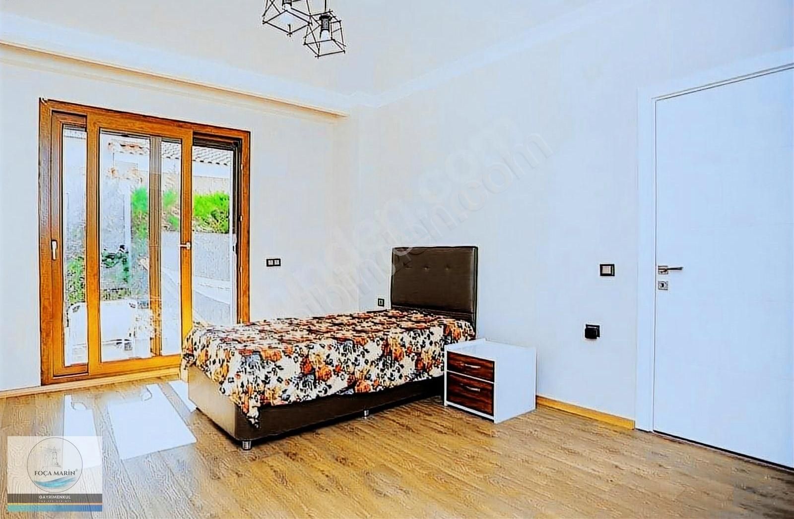 Foça'da Havuzlu- Butik Site İçinde Geniş Bahçeli 4+1 Tripleks - Görsel 2