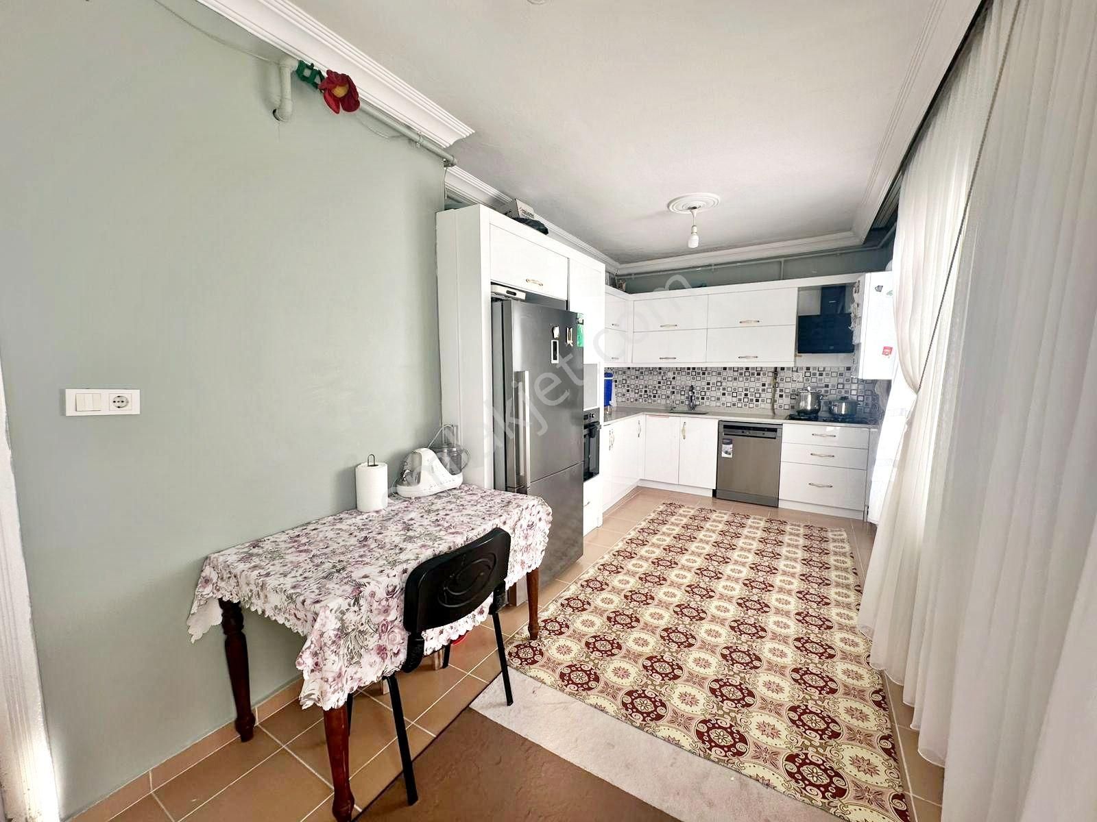 Gazikent'te Masrafsız Az Katlı Teraslı Geniş Oturum 3+1 Daire - Görsel 3