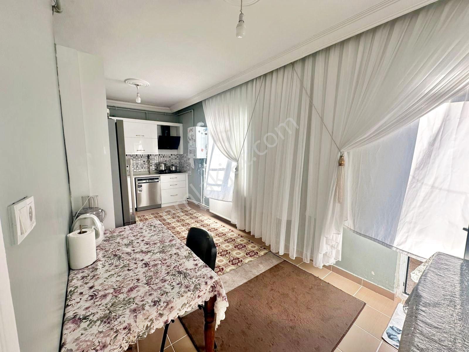 Gazikent'te Masrafsız Az Katlı Teraslı Geniş Oturum 3+1 Daire - Görsel 4