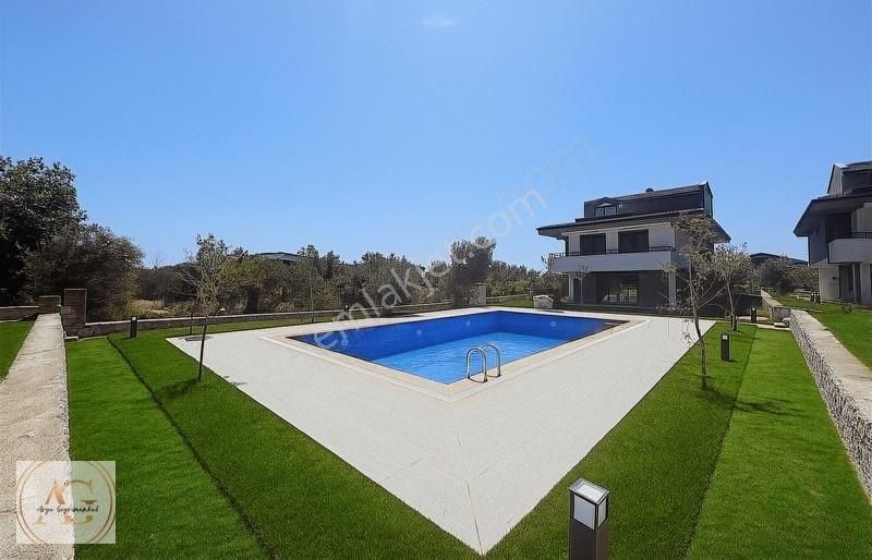 Arya'dan Güre'de Dağ Ve Deniz Manzaralı Havuzlu 3+1 Villa