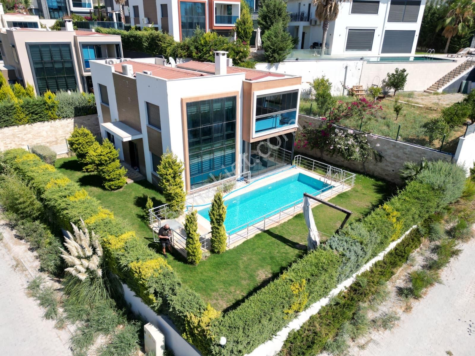 Sahıle-avm'ye Yakın- Manzara-özel Havuz/otopark-500 M2 Bahçe-modern Mımarı-tamamı Müstakil