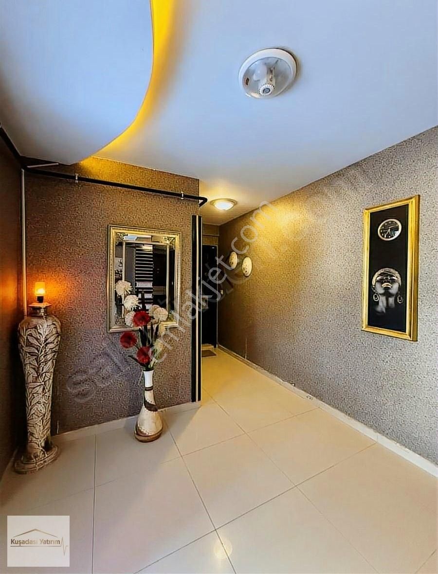 Kuşadasında Havuzlu Sitede Doğalgazlı Çatı Dubleks 4+1 Eşyalı