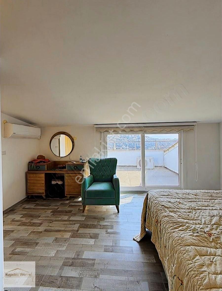 Kuşadasında Havuzlu Sitede Doğalgazlı Çatı Dubleks 4+1 Eşyalı - Görsel 7