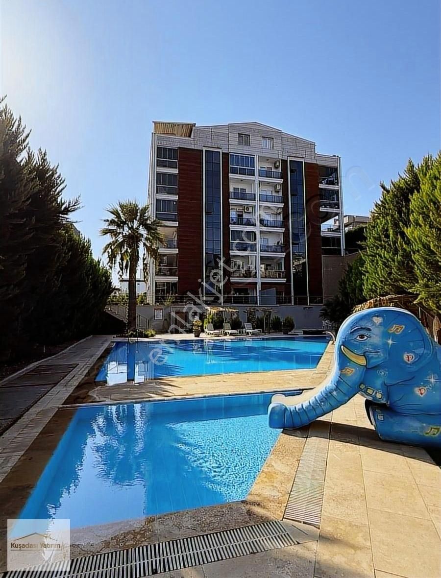 Kuşadasında Havuzlu Sitede Doğalgazlı Çatı Dubleks 4+1 Eşyalı - Görsel 2