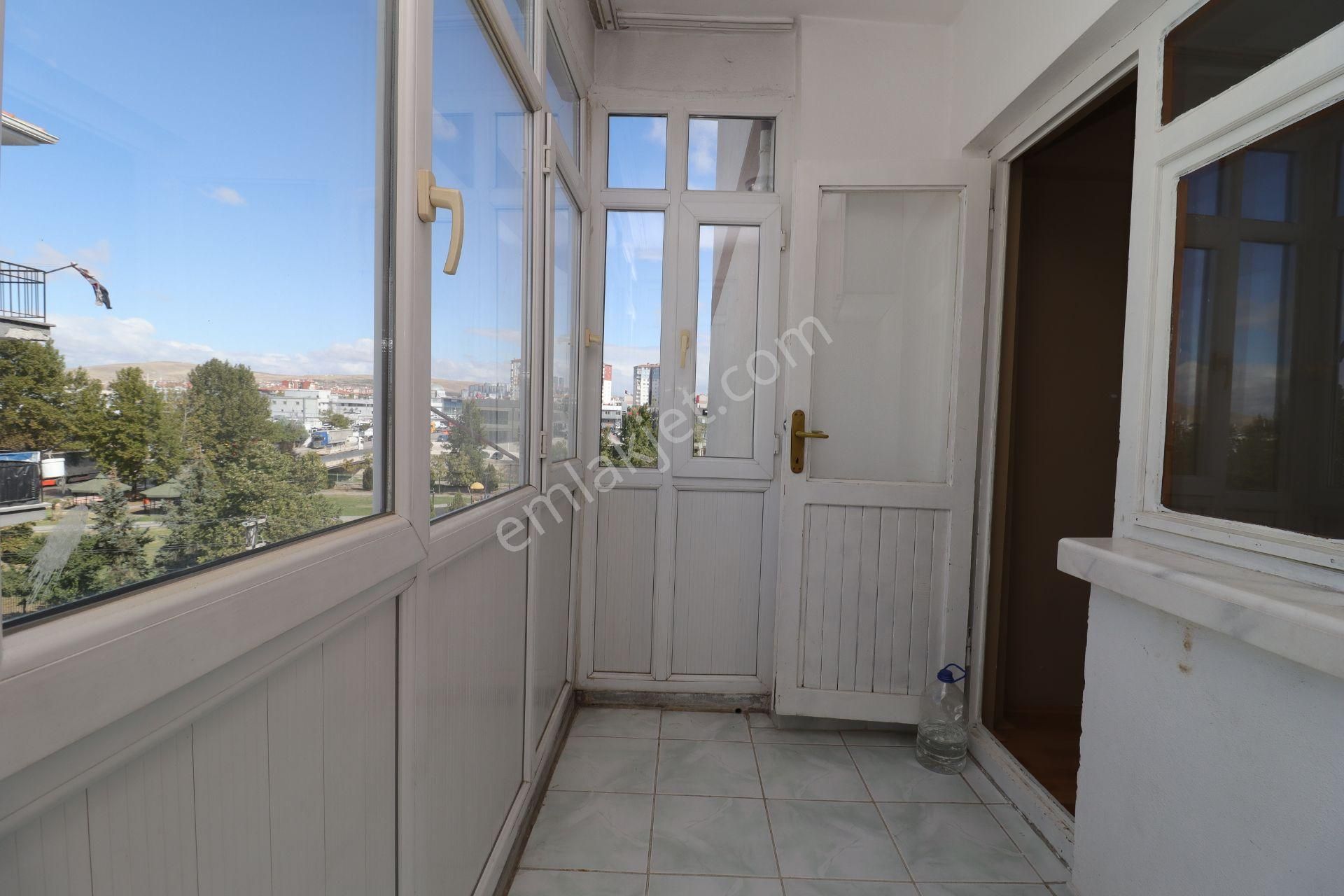 Akif'ten Plevne'de Ayaş Yoluna Yakın Katta Park Manzaralı 3+1 Kiralık Daire - Görsel 14