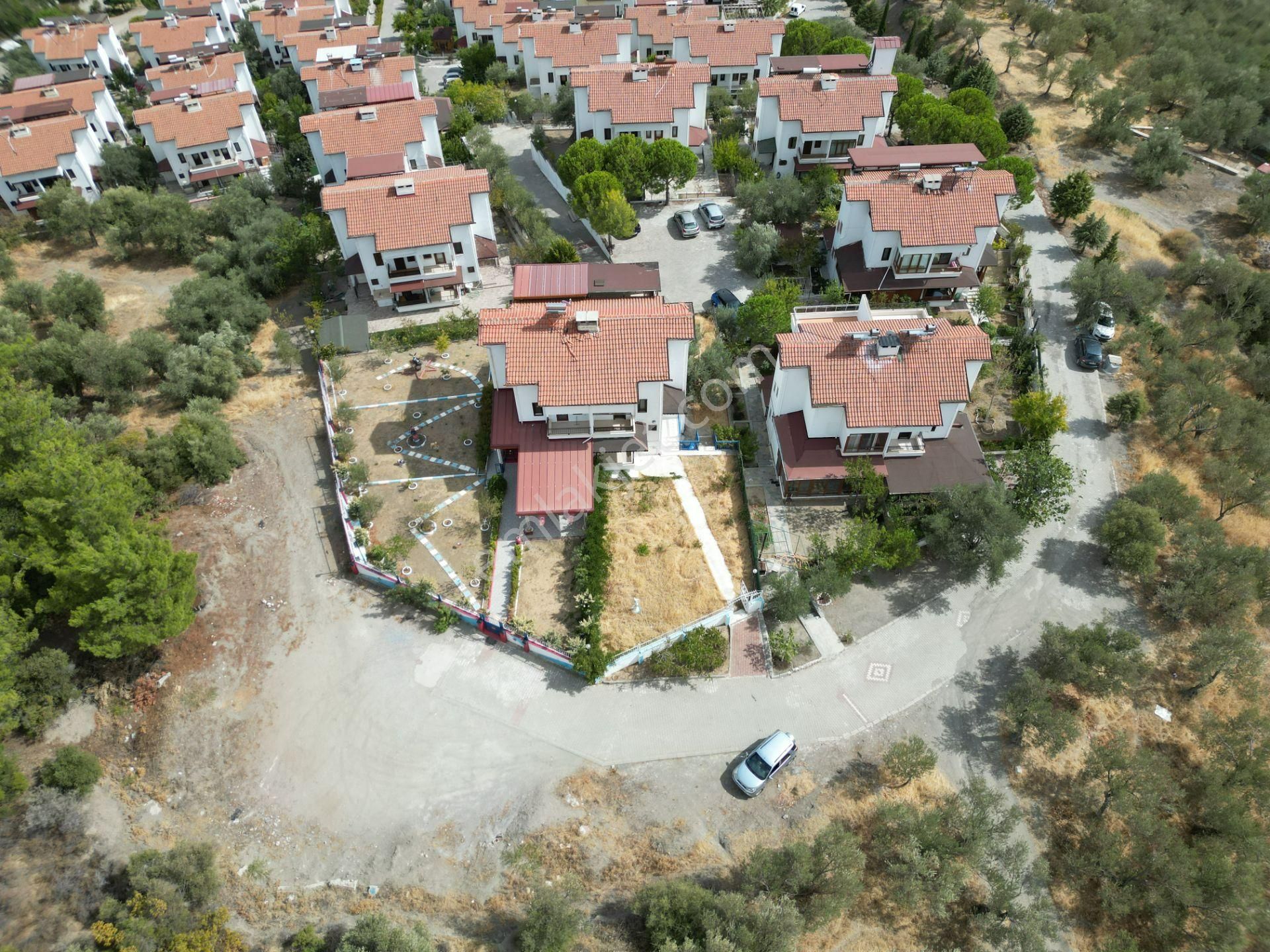 Küçükkuyu Mıhlı'da Dağ Ve Deniz Manzaralı 5+1 Satılık Villa - Görsel 3