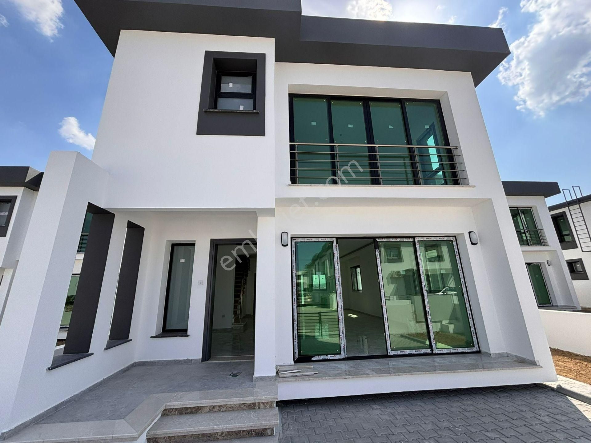 Lefkoşa Yenikent'te Türk Koçanlı Satılık 4+1 Villalar !!