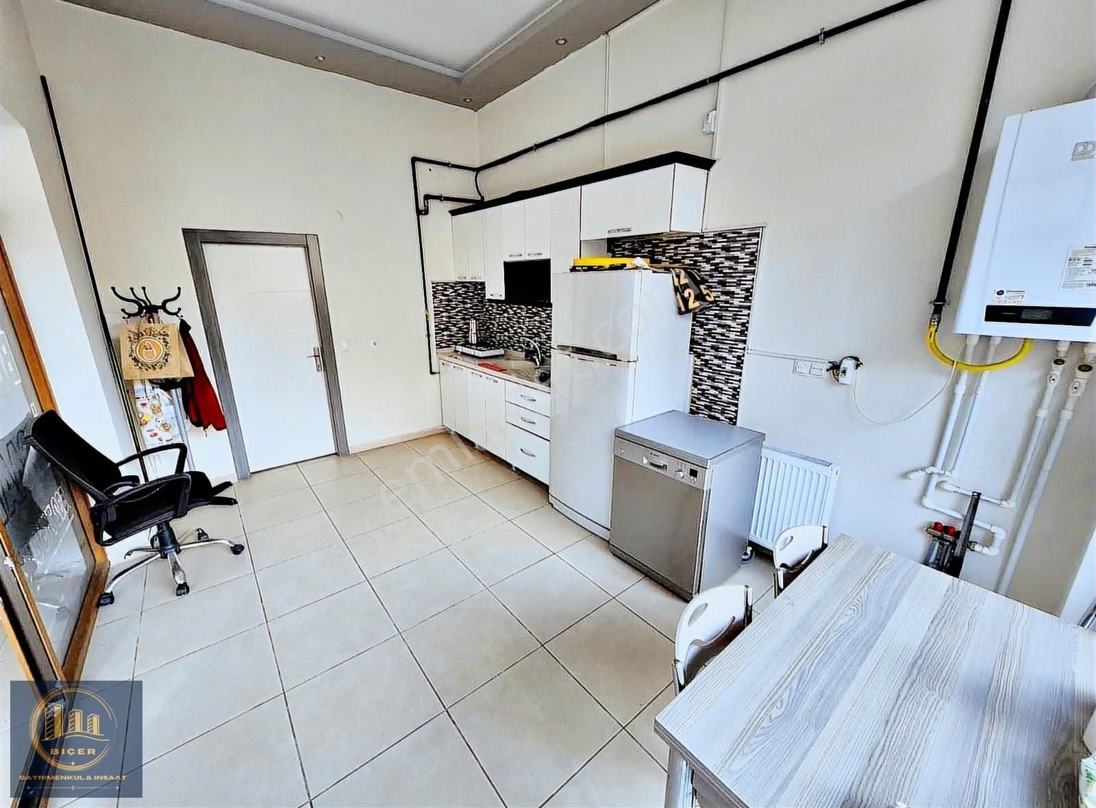 Ayvalı Estergon Caddesi Üzerinde Full Yapılı Dükkan (3.5m Tavan) - Görsel 4