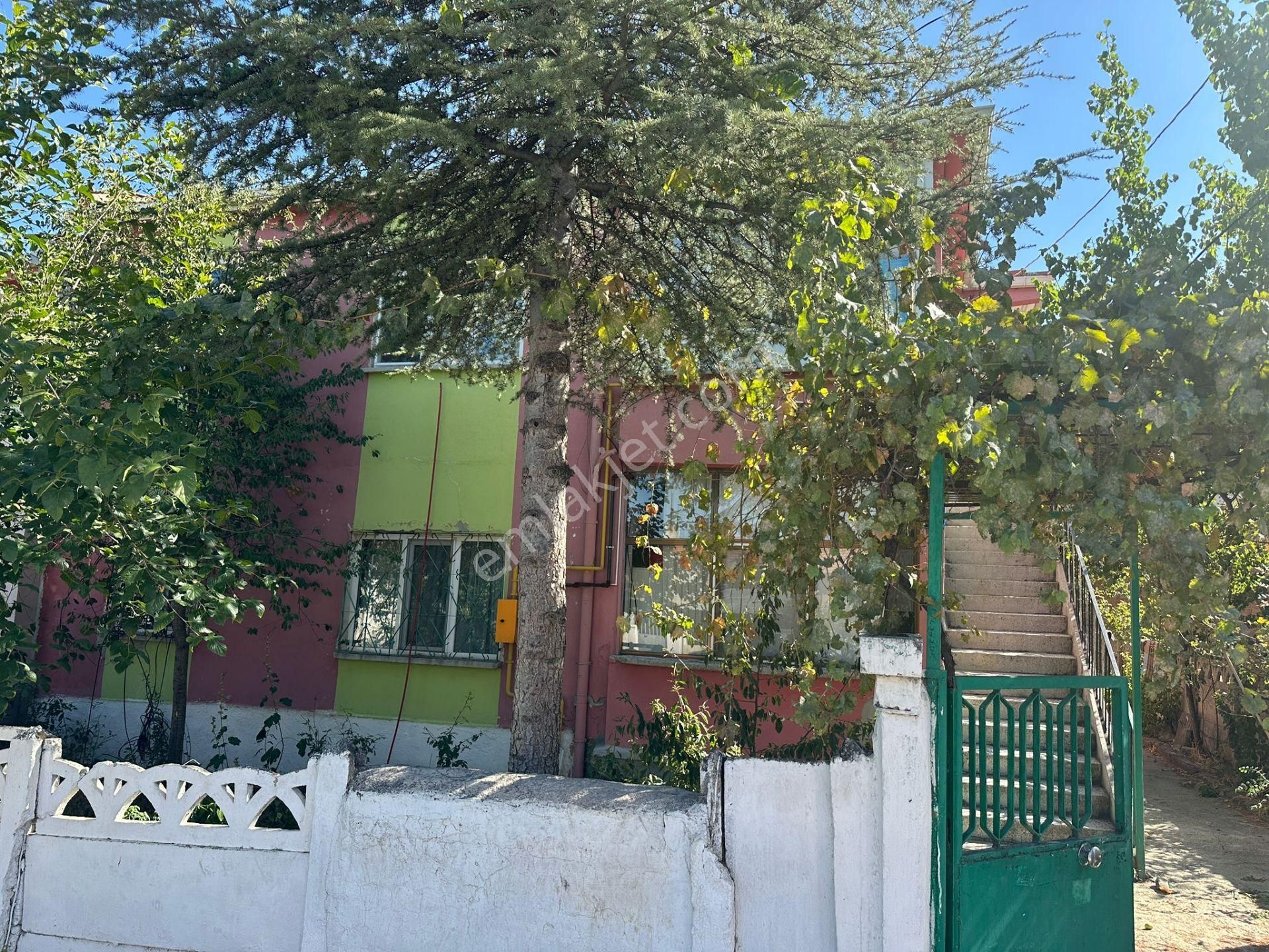 Satılık Bahçeli 2 Katlı Müstakil Ev... Şentepe Mahallesi Karakol Yakını.